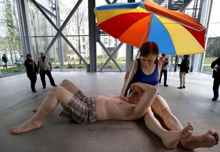 visitors-look-at-sculpture-3d5a-diaporama